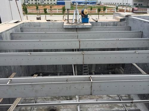 Intercambiando el raspador inferior usado para la piscina cuadrada de las aguas residuales