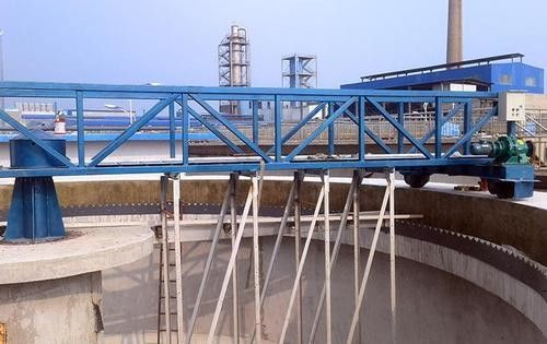 Intercambiando el raspador inferior usado para la piscina cuadrada de las aguas residuales