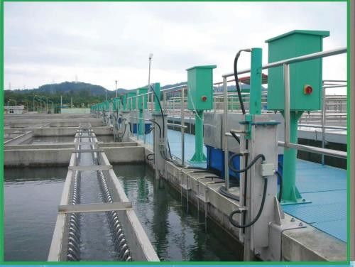 Intercambiando el raspador inferior usado para la piscina cuadrada de las aguas residuales