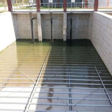 Intercambiando el raspador inferior usado para la piscina cuadrada de las aguas residuales