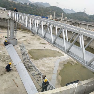 Medio sistema del raspador de barro del puente con los tanques de sedimentación secundarios