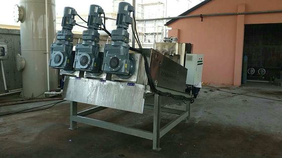 Tres grado industrial de desecación apilado de la máquina del barro del tornillo del motor 300